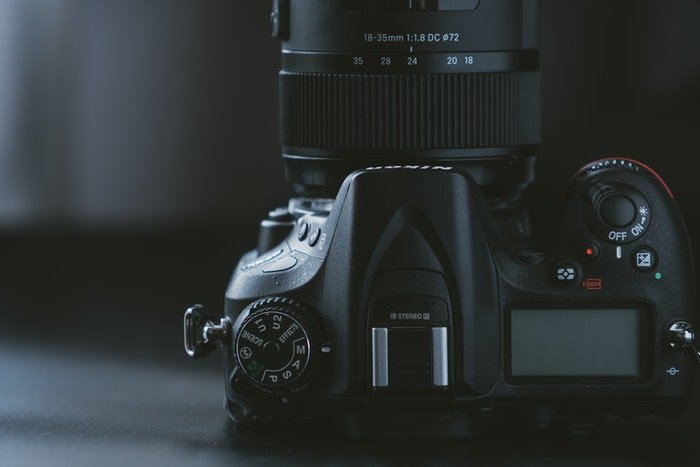 Фотоаппарат Nikon с установленным объективом