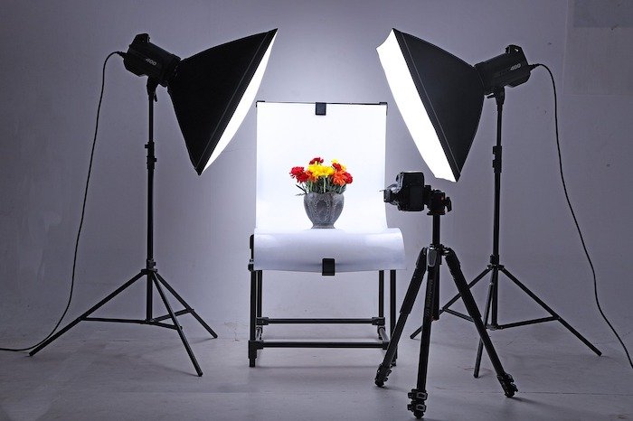 изображение вазы с цветами, снятое в студии с белым фоном и большим освещением