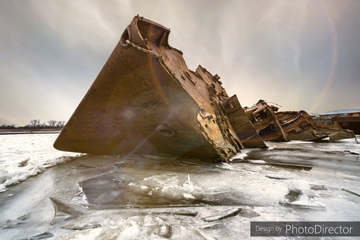 Ржавый обломок корабля на ледяной воде с заменой неба AI с помощью PhotoDirector 365