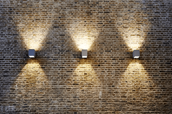 Образец фотографии: три светильника на фоне кирпичной стены