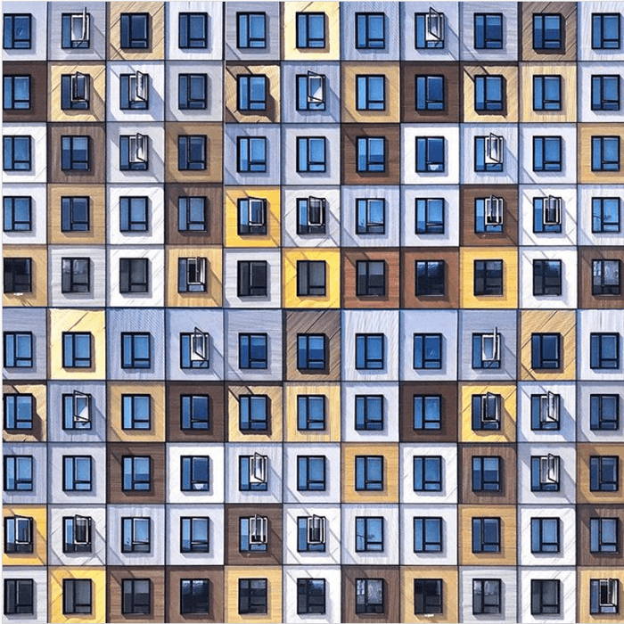 разноцветные окна здания создают сетчатый фотографический узор