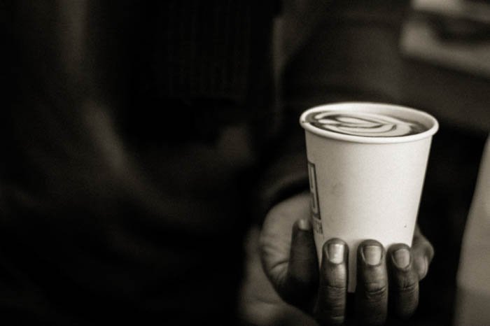 форма в фотографии: размещение кофейной чашки на ладони для создания напряженного настроения от ее формы