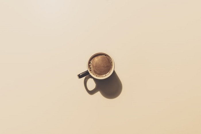 форма в фотографии: съемка чашки кофе сверху для получения сюрреалистичного и интригующего изображения