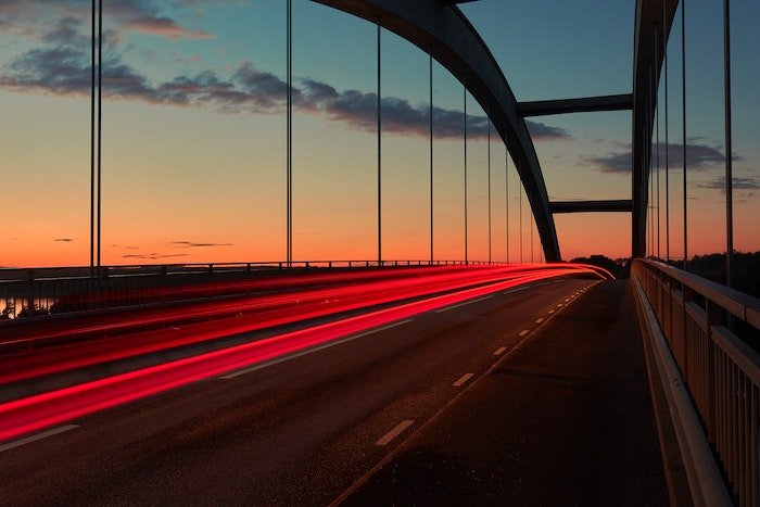 полоса задних фонарей над мостом, сфотографированная при слабом освещении