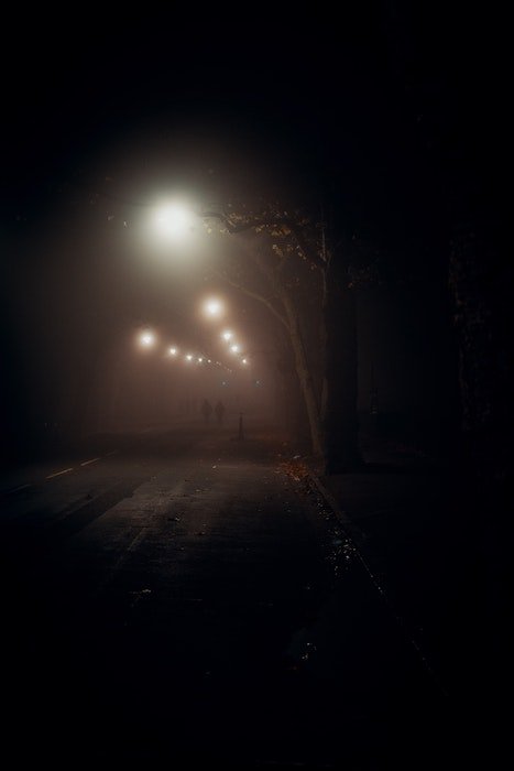 уличные фонари создают размытость ночью как пример фотографии при слабом освещении