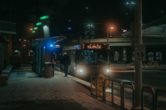пример фотографии при слабом освещении: несколько огней освещают автобусную остановку в каламазу