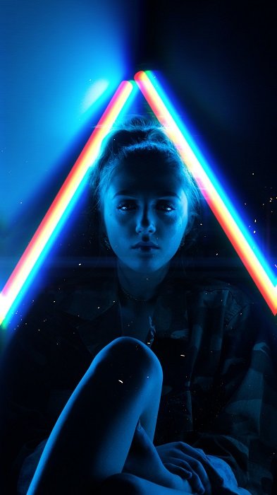 советы по фотографии в черном свете: две полоски света создают треугольник над головой женщины