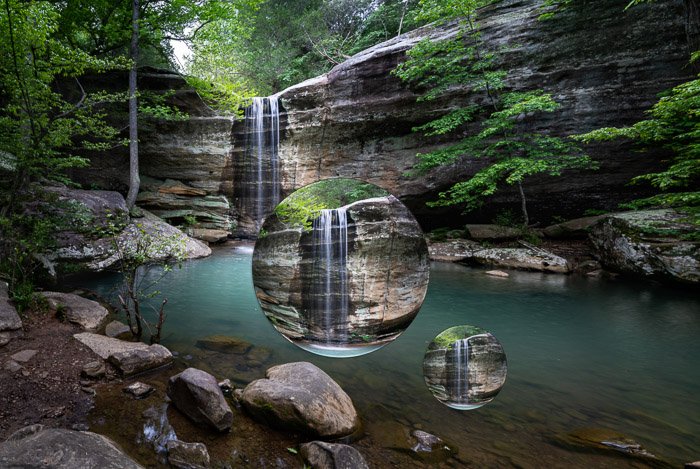 Отражение шаров в пейзаже водопада с помощью инструмента Bloat Liquify в Photoshop