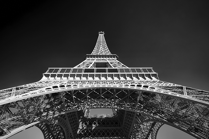Городская фотография: Черно-белый широкоугольный снимок Эйфелевой башни, смотрящей вверх