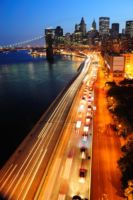 Фотография ночного городского пейзажа: Нью-Йоркский городской пейзаж в сумерках со светофорами