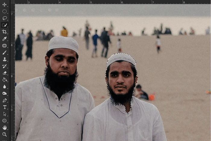 изображение двух мужчин на пляже. у одного из мужчин вокруг лица в фотошопе маршируют муравьи