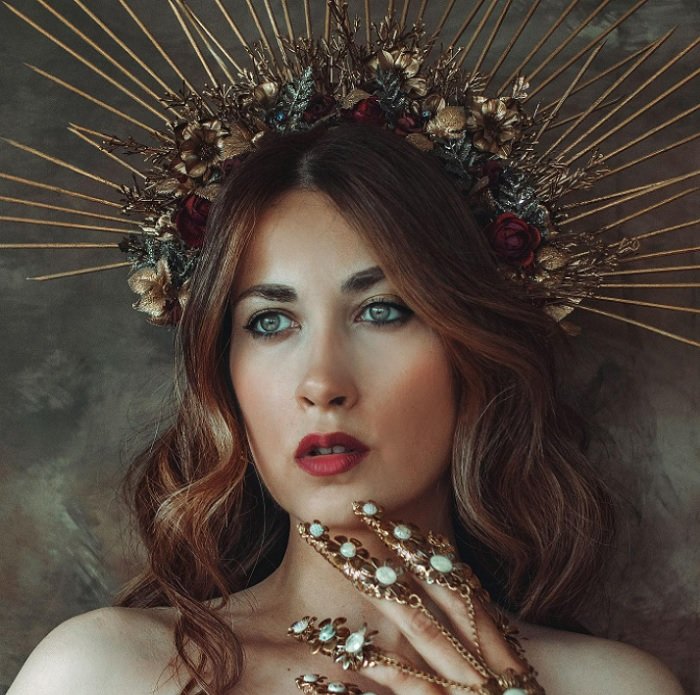 Автопортрет женщины с шипастой цветочной короной