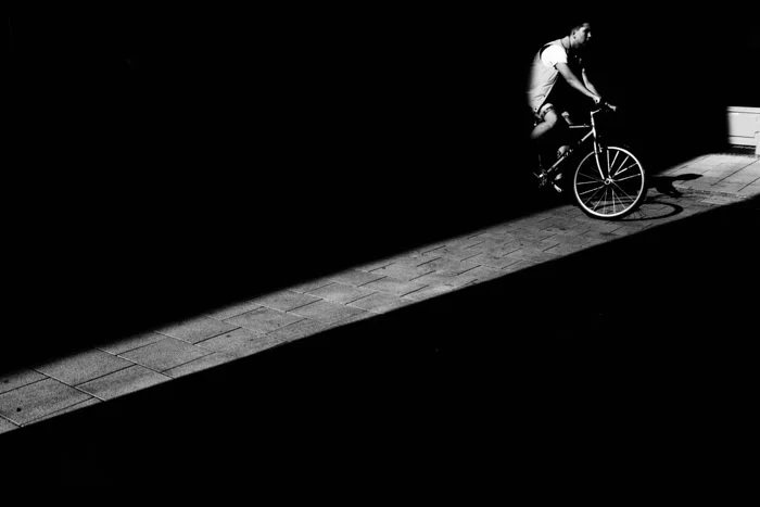 Черно-белое фото с велосипедистом